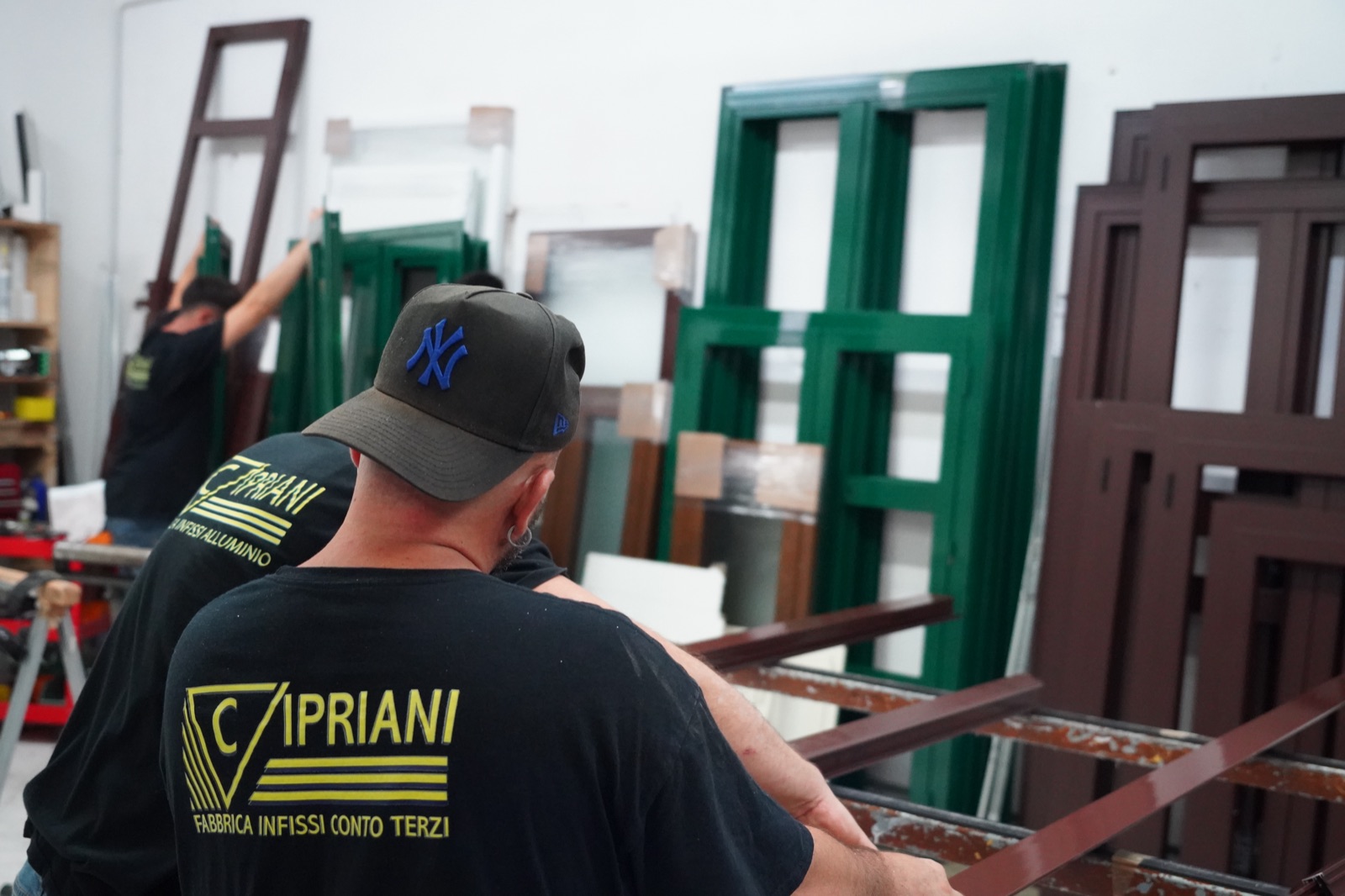 La squadra Cipriani movimenta i telai verniciati in officina